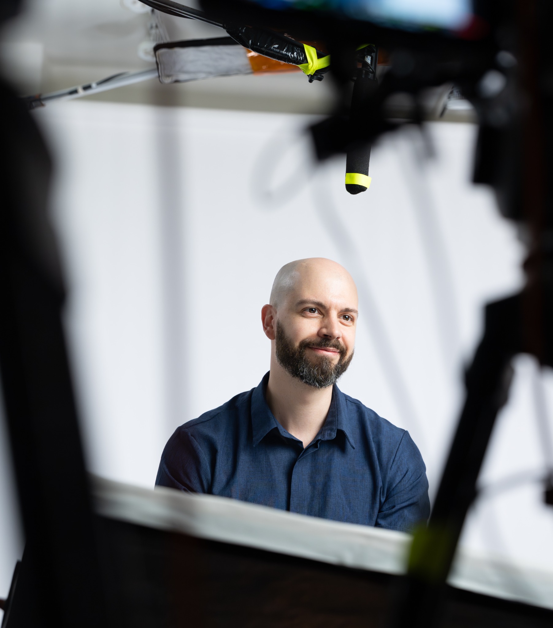Dagomar Degroot backstage during a filming session